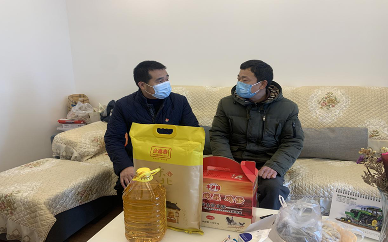 看望慰问困难职工代表_副本.png