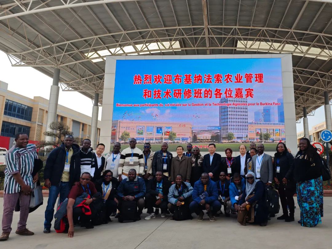 布基纳法索农业管理和技术研修班学员赴湖北农机大市场调研